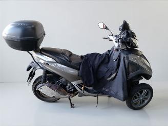 krockskadad bil bromfiets Piaggio  YOURBAN 2011/5