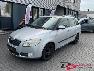 Coche siniestrado Skoda Fabia Fabia II Combi, Combi 5-drs, 2007 / 2015 1.4i 16V 2008/10