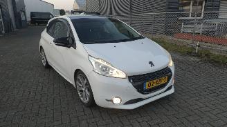 damaged passenger cars Peugeot 208 208 1.6 Allure Pano Leer Supermooi auto! 2012/1
