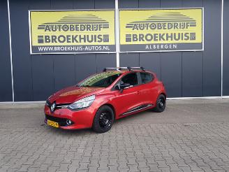 Vaurioauto  motor cycles Renault Clio 0.9 TCe Expression 2013/2