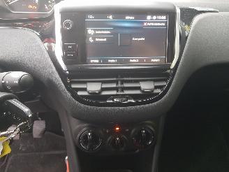 Peugeot 208 1.2 PureTech Signature picture 19