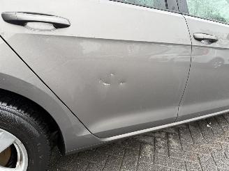 Volkswagen Golf 1.6 TDI Highline BlueMotion picture 18