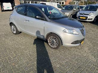 Voiture accidenté Lancia Ypsilon 0.9 twin air silver line. 2014/8