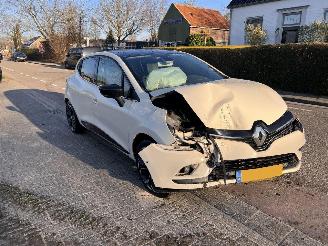 Damaged car Renault Clio 1.2 TCe Intens AUTOMAAT 2017/9