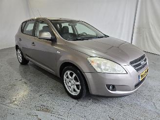 krockskadad bil auto Kia Cee d 1.6 X-ecutive 2007/4