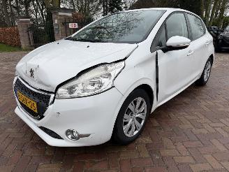 krockskadad bil auto Peugeot 208 1.2 e-VTi Active  automaat 2013/11