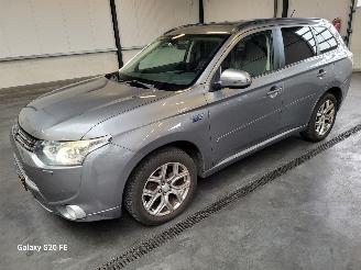 Avarii autoturisme Mitsubishi Outlander 2.0 PHEV 89-KW Automaat Instyle 4-WD 2013/12
