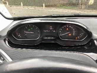 Peugeot 2008 1.2 VTi Pure Tech picture 11