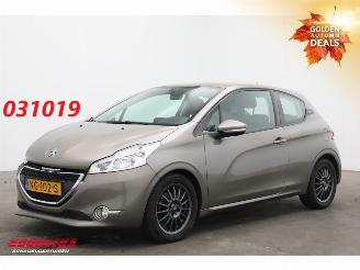 damaged passenger cars Peugeot 208 1.4 VTi Allure Airco Cruise AHK 2012/8