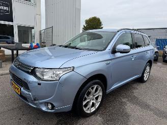 krockskadad bil auto Mitsubishi Outlander 2.0 PHEV Instyle+ AUTOMAAT 2013/12