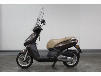Vaurioauto  scooters Peugeot  Kisbee BROM schade 2013