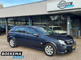 Vaurioauto  passenger cars Opel Signum 2.2 16V Executive 155PK Aut Navi Cruise PDC Trekh. 2006/1