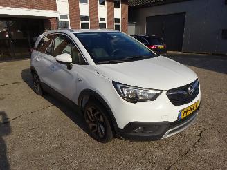 Vaurioauto  passenger cars Opel Crossland 1.2 benzine met motorschade 2017/8