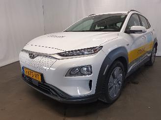 Vaurioauto  passenger cars Hyundai Kona Kona (OS) SUV 64 kWh (EM16) [150kW]  (04-2018/03-2023) 2020/12
