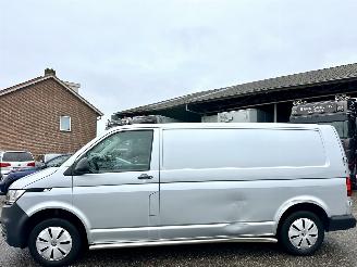 krockskadad bil bedrijf Volkswagen Transporter 2.0 TDI 110pk L2/H1 Highline - nap - facelift - navi - airco - cruise - elektr pakket - trekh - pdc - CarPlay 2022/11