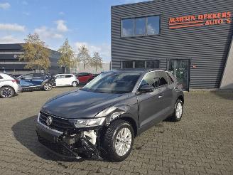 Vaurioauto  passenger cars Volkswagen T-Roc 1.5 TSi AUTOM /NAVI / STOELVERW 2019/1