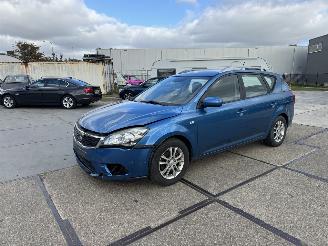 krockskadad bil auto Kia Cee d 1.6 CVVT X-tra Sporty Wagon 2010/1