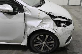 Peugeot 208  picture 6