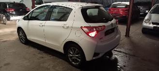 Toyota Yaris 1.5-Dual VVT-I 111pk 6-Versn Airconditioning stoelverwarming Multicolor Touchscreen Display met navi voorbereiding Achteruitrijcamera Mistlampen Toyota velgen Drivelane assistent Licht assistent picture 4