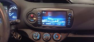 Toyota Yaris 1.5-Dual VVT-I 111pk 6-Versn Airconditioning stoelverwarming Multicolor Touchscreen Display met navi voorbereiding Achteruitrijcamera Mistlampen Toyota velgen Drivelane assistent Licht assistent picture 21