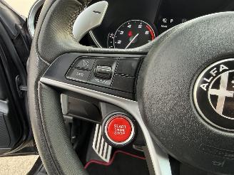 Alfa Romeo Giulia 2.0T Super 200PK - NAVI - KEYLESS - CAMERA - LEDER picture 18