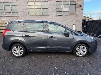 damaged passenger cars Peugeot 5008 ALLURE 2015/4