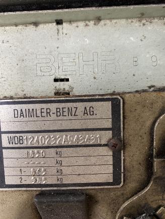 Mercedes 200-serie 230 E picture 6