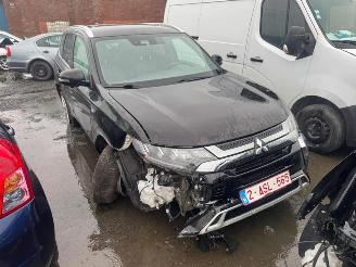 krockskadad bil auto Mitsubishi Outlander BLACK EDITION 2019/4
