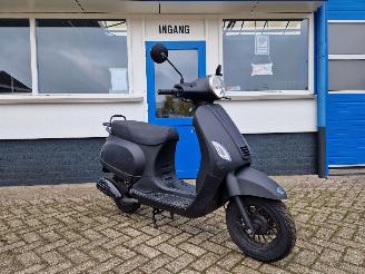 krockskadad bil bromfiets AGM  VX 50 , BROM 45KM 2018/5