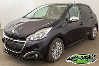 Vrakbiler auto Peugeot 208 1.2 Airco 124.822 km 2017/10