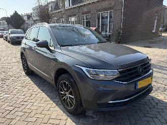 Damaged car Volkswagen Tiguan 1.5 TSI Life Business AUTOMAAT 2021/1