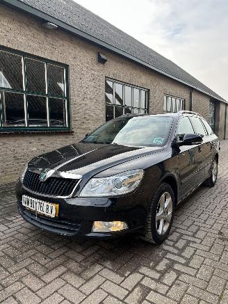 krockskadad bil auto Skoda Octavia Combi 1.2 TSI Elegance Business Line 2012/1