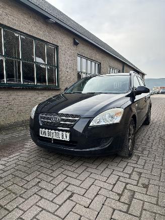 krockskadad bil auto Kia Cee d Sporty Wagon 1.4 X-tra 2009/2