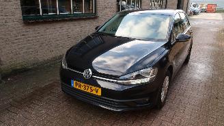 Vaurioauto  passenger cars Volkswagen Golf Volkswagen Golf 1.0 TSI Trendline 2017/9
