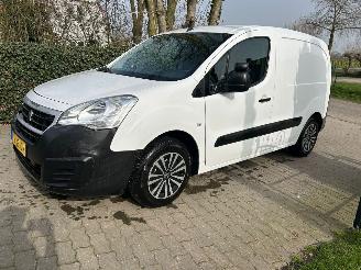damaged commercial vehicles Peugeot Partner 120 1.6 BlueHDi 100 L1 Première 2017/5