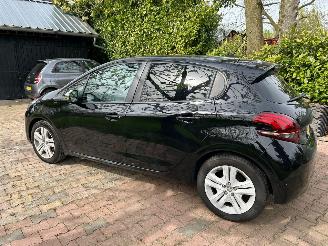 Peugeot 208 1.2 PureTech Signature picture 16