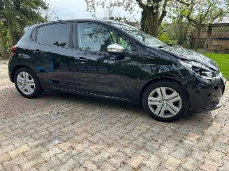 Peugeot 208 1.2 PureTech Signature picture 12