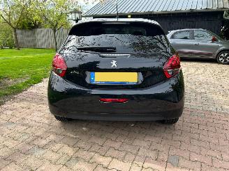 Peugeot 208 1.2 PureTech Signature picture 6