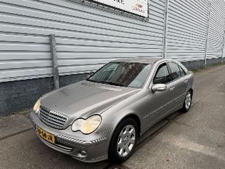 uszkodzony samochody osobowe Mercedes C-klasse C220 CDI Elegance 2006/4