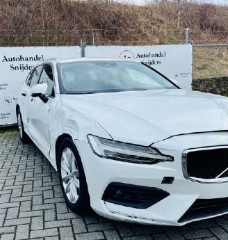 skadebil auto Volvo V-60 Momentum Pro 2021/1
