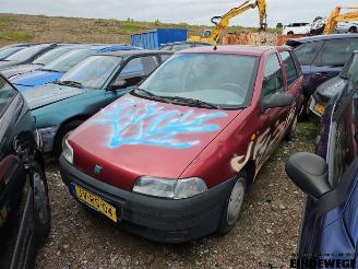 Vrakbiler auto Fiat Punto Punto I (176), Hatchback, 1993 / 1999 60 1.2 i.e. Selecta 1995/1