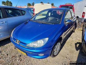 Coche siniestrado Peugeot 206 206 (2A/C/H/J/S), Hatchback, 1998 / 2012 1.6 16V 2005/5