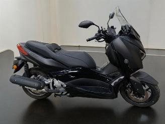 krockskadad bil bromfiets Yamaha Xmax  2021/4