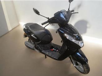 Schade scooter Peugeot  KISBEE 2023/5