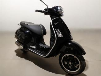 krockskadad bil bromfiets Piaggio  VESPA 2022/5