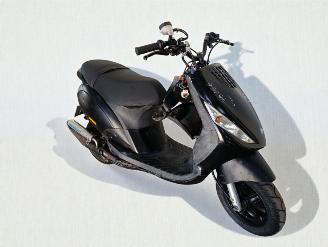 skadebil bromfiets Piaggio  ZIP 2006/6