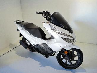 krockskadad bil bromfiets Honda  PCX 2018/10