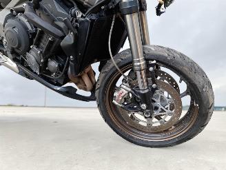 Triumph Street Triple RS picture 16
