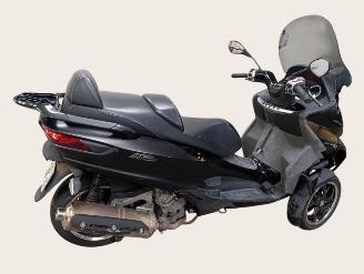 krockskadad bil bromfiets Piaggio  MP3 2014/6