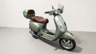 krockskadad bil bromfiets Piaggio  VESPA  LXV 2012/5